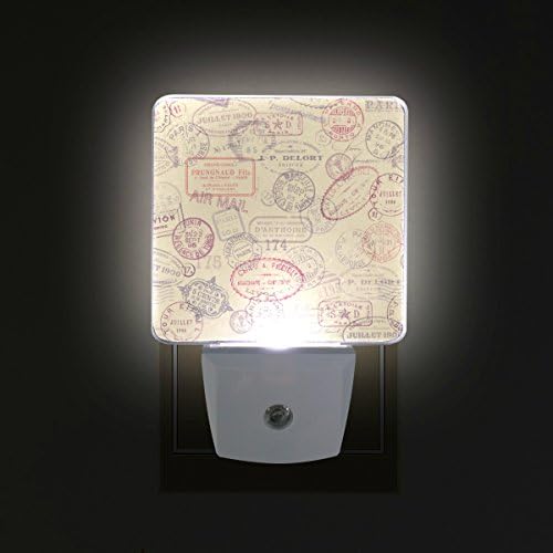 2 kom. plug-in LED noćna svjetla s pozadinom s vintage robnim markama Noćna svjetla sa senzorom bijelog svjetla od sumraka